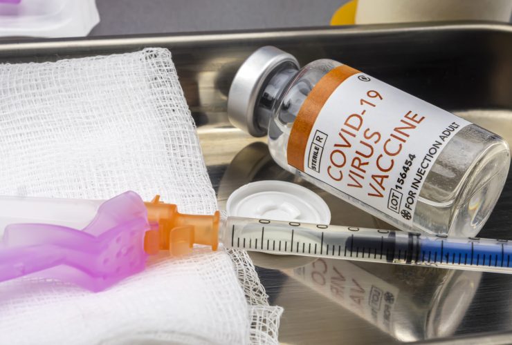 Vacina contra o coronavírus covid-19 em um hospital, imagem conceitual Por felipecaparros