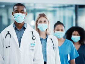 Covid, médicos e equipe trabalhando juntos em saúde, consultoria e colaboração em Por YuriArcursPeopleimages