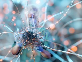 Médico em traje cirúrgico estudando a estrutura virtual do novo vírus.Criação de uma vacina Por kostinat