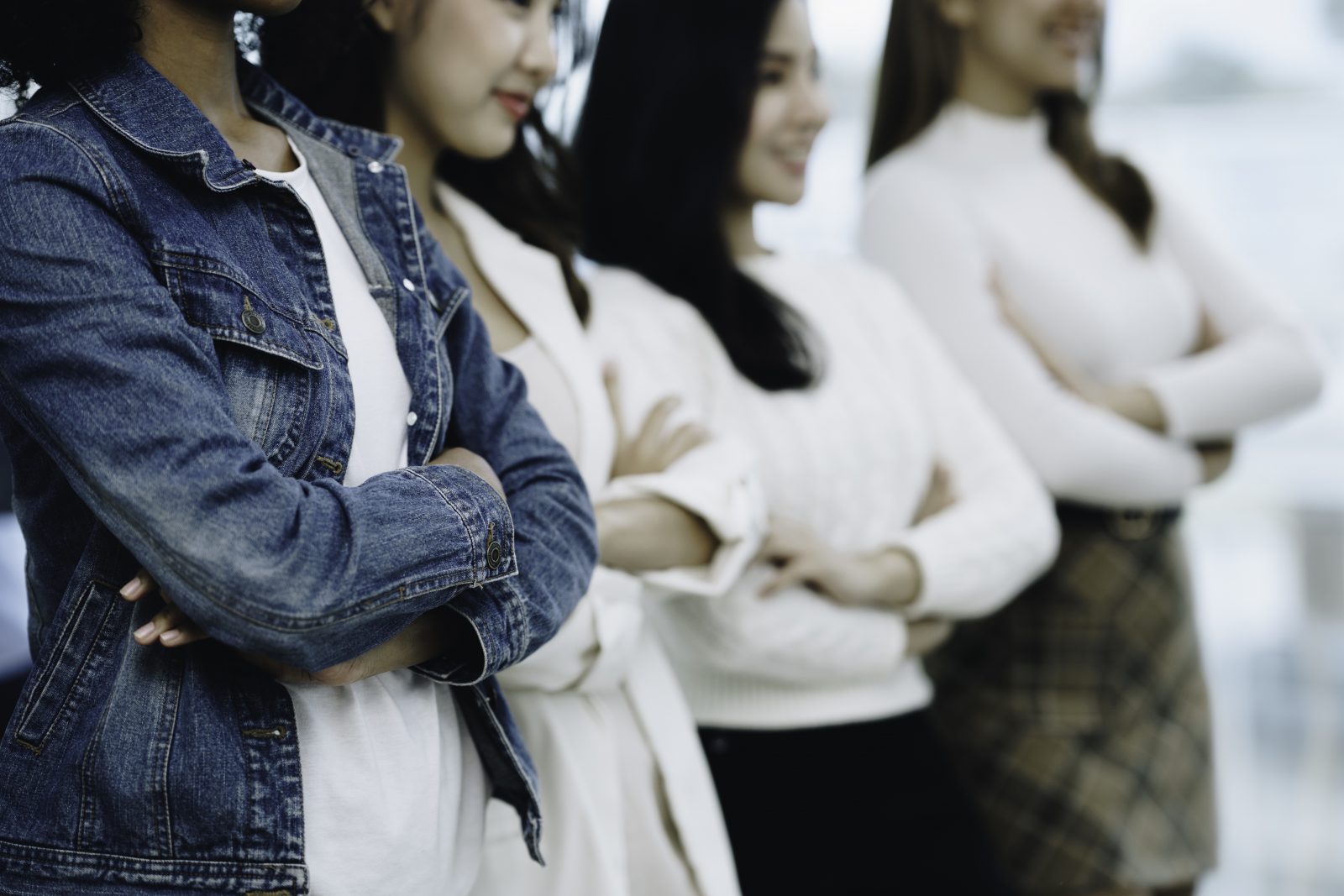 Muitas empresárias estão em fila cruzando os braços e garantindo que a empresa, a organização, os funcionários, Por chartchaik1