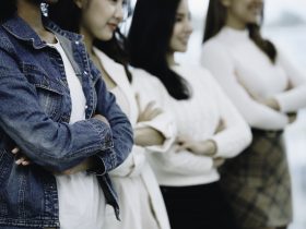 Muitas empresárias estão em fila cruzando os braços e garantindo que a empresa, a organização, os funcionários, Por chartchaik1