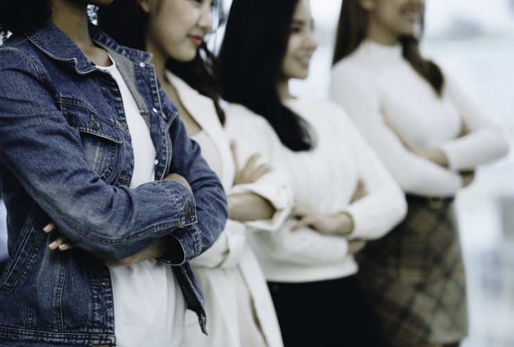 Muitas empresárias estão em fila cruzando os braços e garantindo que a empresa, a organização, os funcionários, Por chartchaik1