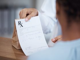 Medicina, saúde e mulher com receita médica para medicamentos e instruções. Med Por YuriArcursPeopleimages