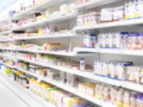 Medicamentos colocados nas prateleiras da farmácia Por kjekol