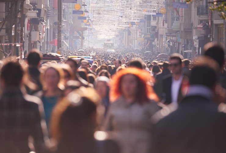 multidão de pessoas andando na rua Por dotshock