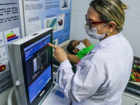 Profissional da saúde usando o FibroScan na paciente para diagnóstico de doenças hepáticas Foto: divulgação Agência Pará