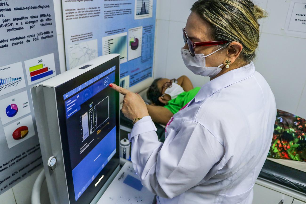 Profissional da saúde usando o FibroScan na paciente para diagnóstico de doenças hepáticas Foto: divulgação Agência Pará