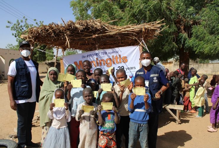 O primeiro lançamento da nova vacina contra a meningite recomendada pela OMS (denominada Men5CV) ocorreu na Nigéria em março de 2024. A vacina protege as pessoas contra cinco estirpes da bactéria meningococo. | Foto de Ayodamola Olufunto Owoseye para OMS