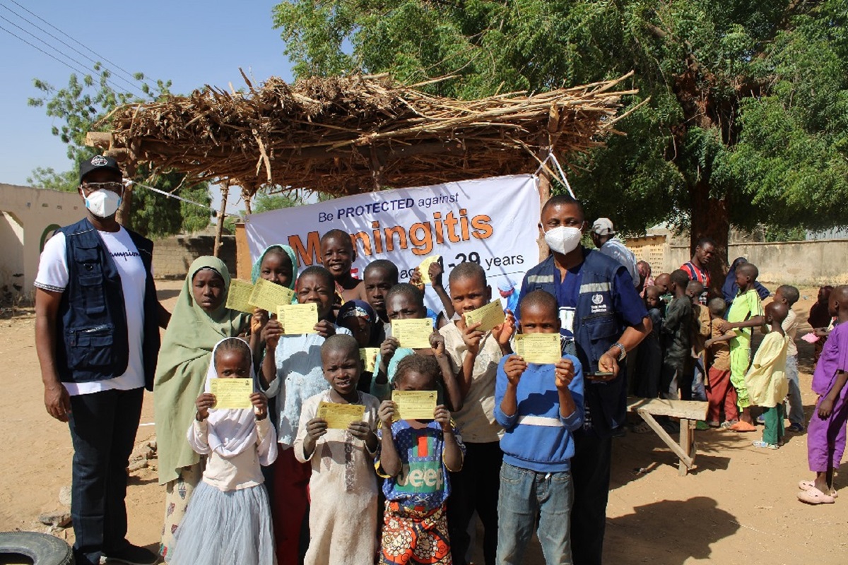 O primeiro lançamento da nova vacina contra a meningite recomendada pela OMS (denominada Men5CV) ocorreu na Nigéria em março de 2024. A vacina protege as pessoas contra cinco estirpes da bactéria meningococo. | Foto de Ayodamola Olufunto Owoseye para OMS