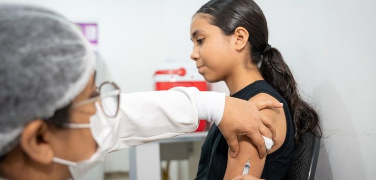 Criança tomando vacina | Foto de Julia Prado para Ministério da Saúde