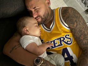 O jogador Neymar com sua filha Mavie