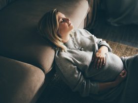 Retrato aconchegante de mulher grávida descansando em casa Por korneevamaha