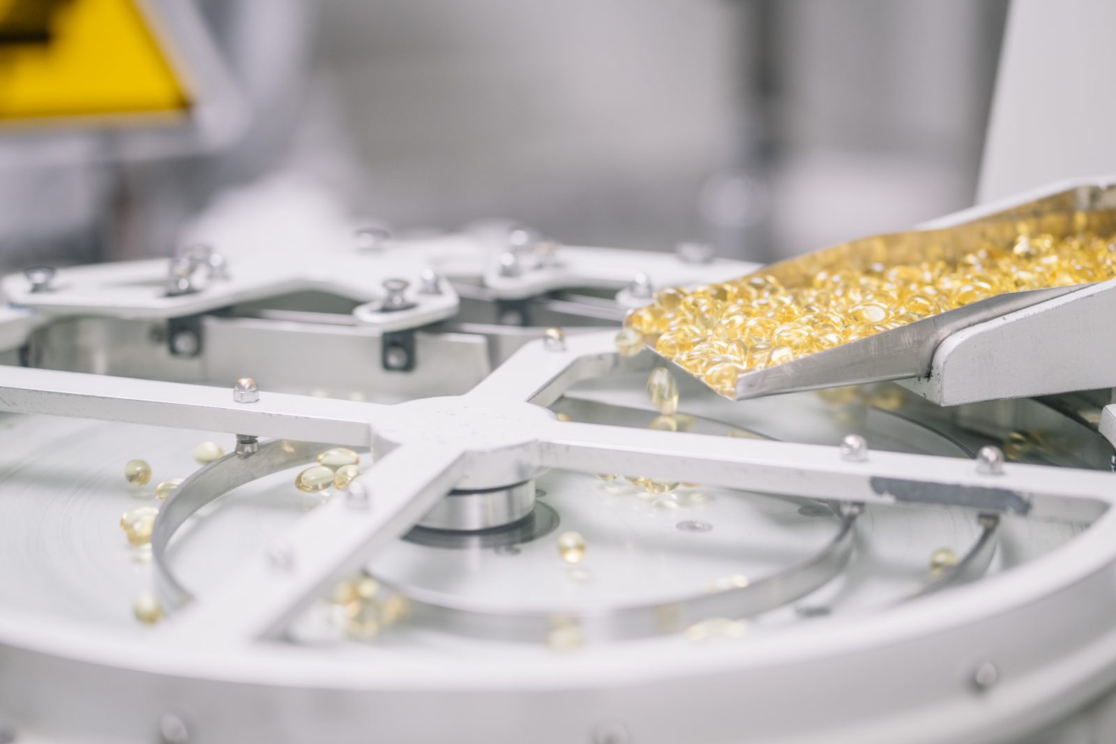 Imagem da fabricação de comprimidos e encapsulamento. Por carrascosaoscar