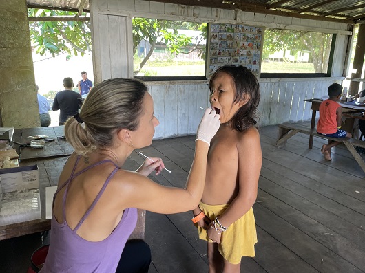 Médica examinando menina indígena do povo Yanomami Foto: Ensp/Fiocruz