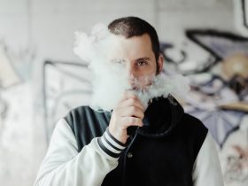 jovem vaping seu cigarro eletrônico Por Meniphoto