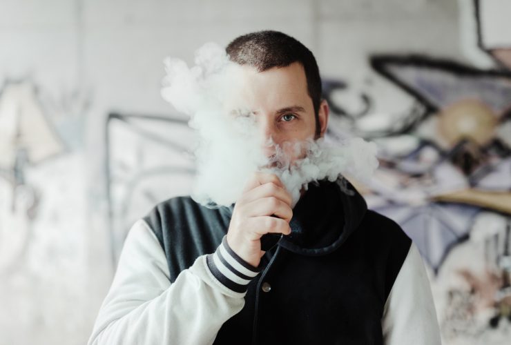 jovem vaping seu cigarro eletrônico Por Meniphoto