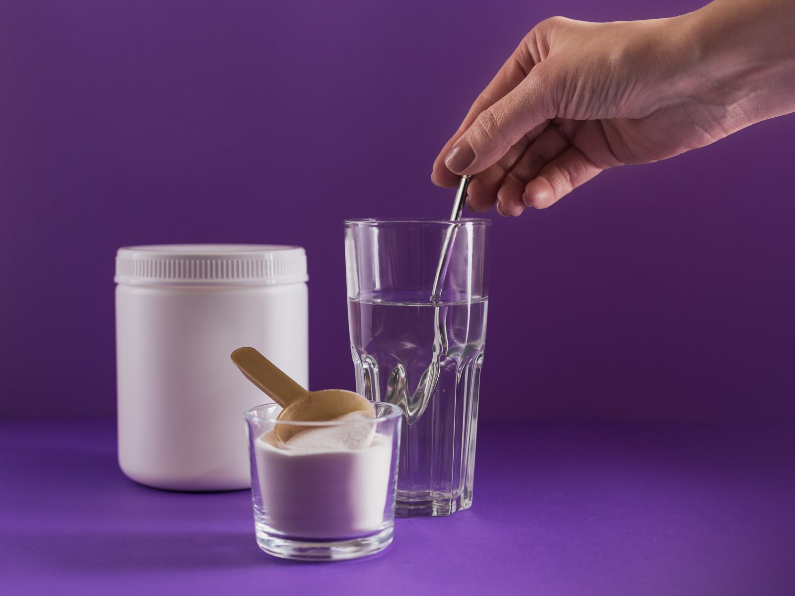 Vidro com colágeno dissolvido em água e proteína de colágeno em pó Por svittlana