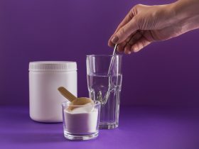 Vidro com colágeno dissolvido em água e proteína de colágeno em pó Por svittlana