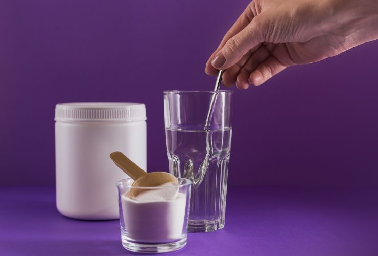 Vidro com colágeno dissolvido em água e proteína de colágeno em pó Por svittlana