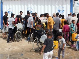 As pessoas em Rafah, no sul de Gaza, recolhem água potável | Foto de UNRWA