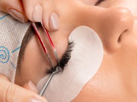 Procedimento de extensão de cílios em salão de beleza Por BLACKDAY