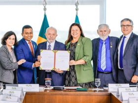 Presidente Lula e a Ministra da Saúde Nísia durante a sanção da nova lei. Foto: Rafael Nascimento/MS