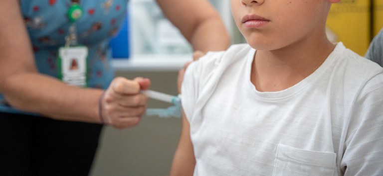 Criança sendo vacinada contra sarampo Foto: Julia Prado/MS