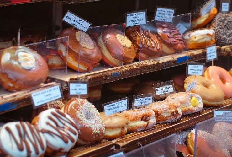 A gordura trans produzida industrialmente é comumente encontrada em alimentos embalados, produtos assados, óleos de cozinha e pastas | Foto de Viktor Forgacs para Unsplash