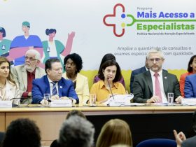A ministra da Saúde, Nísia Trindade, e o secretário de Atenção Especializada, Adriano Massuda, apresentando o Programa Mais Acesso à Especialistas (PMAE). Foto: divulgação Ministério da Saúde