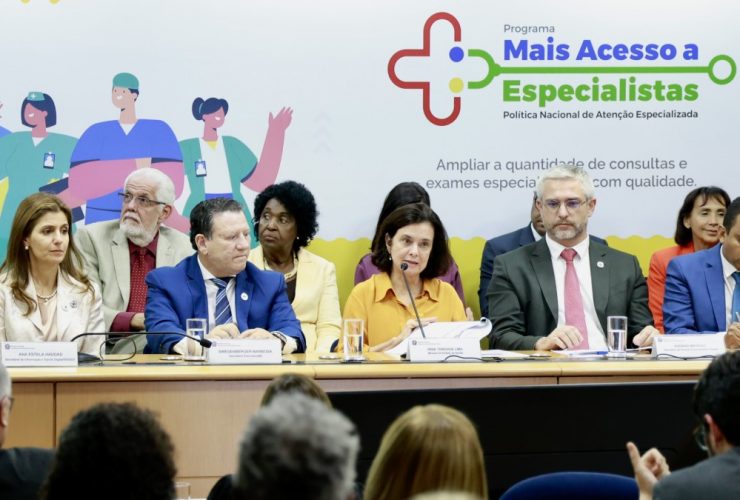 A ministra da Saúde, Nísia Trindade, e o secretário de Atenção Especializada, Adriano Massuda, apresentando o Programa Mais Acesso à Especialistas (PMAE). Foto: divulgação Ministério da Saúde