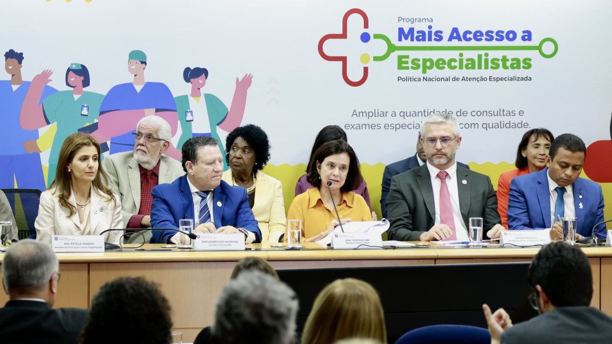 A ministra da Saúde, Nísia Trindade, e o secretário de Atenção Especializada, Adriano Massuda, apresentando o Programa Mais Acesso à Especialistas (PMAE). Foto: divulgação Ministério da Saúde
