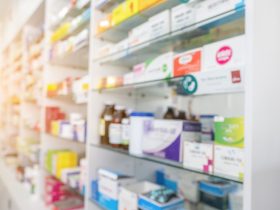 Visão embaçada da farmácia e do farmacêutico. Por tongpatong