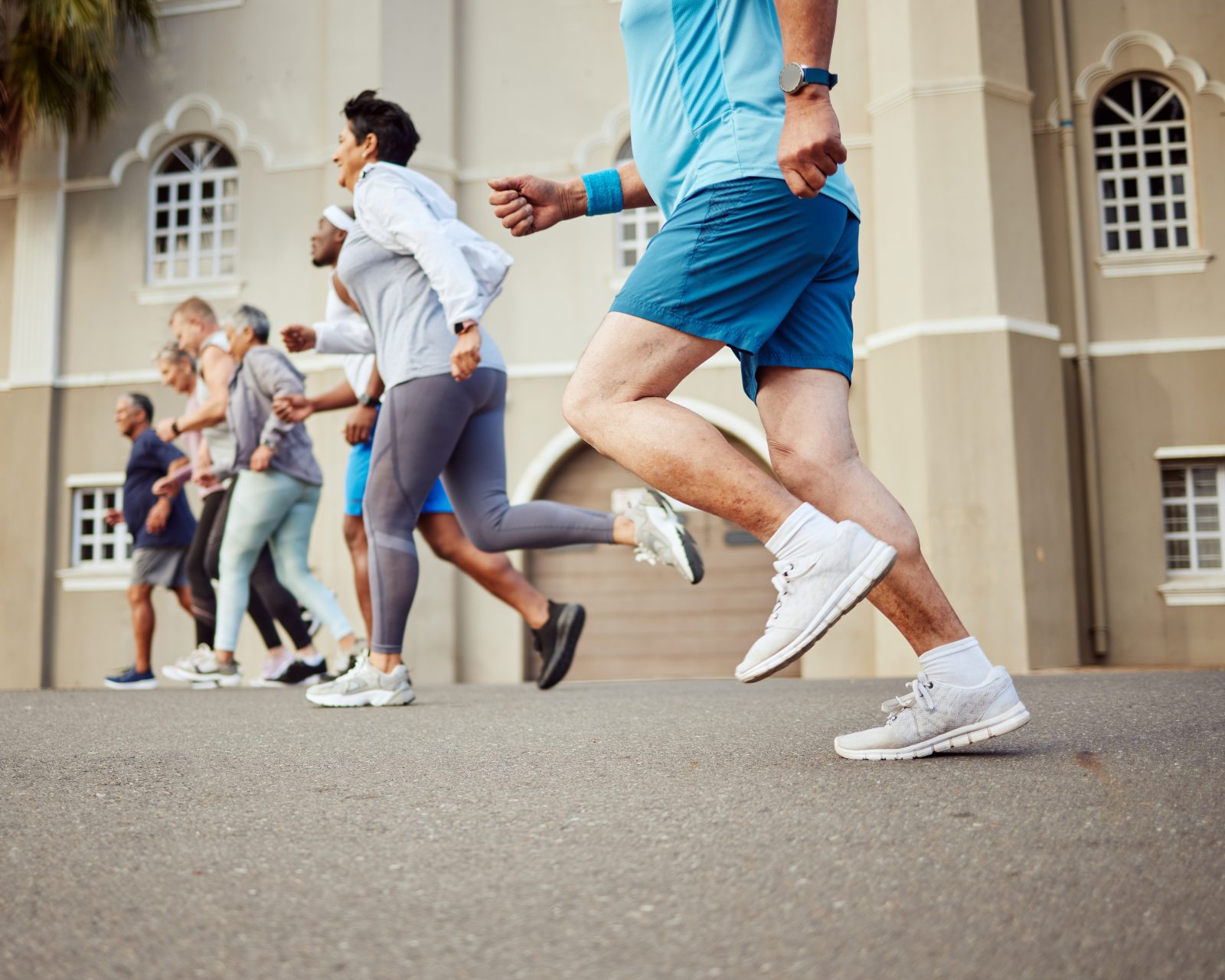 Fitness, idosos ou pessoas correndo em uma corrida de maratona ou desafio de exercícios cardiovasculares na rua da cidade ou Por YuriArcursPeopleimages