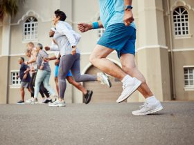 Fitness, idosos ou pessoas correndo em uma corrida de maratona ou desafio de exercícios cardiovasculares na rua da cidade ou Por YuriArcursPeopleimages