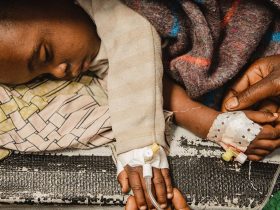 Uma criança recebe cuidados médicos num centro de tratamento de cólera em Kivu do Norte, na República Democrática do Congo | Foto de Jospin Benekire para UNICEF