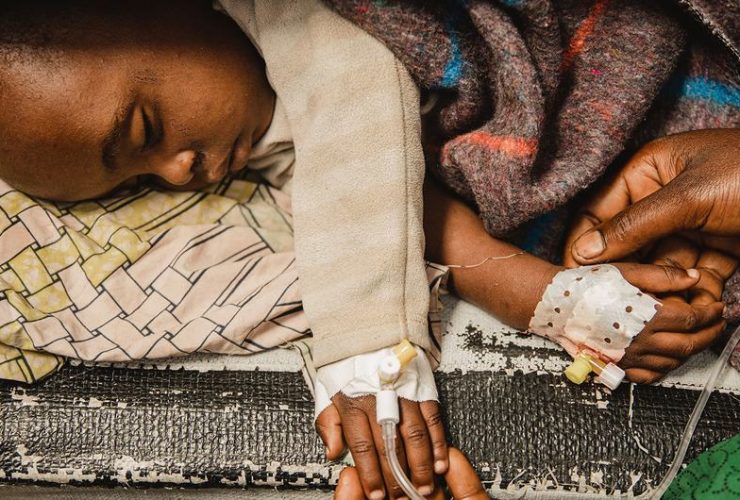 Uma criança recebe cuidados médicos num centro de tratamento de cólera em Kivu do Norte, na República Democrática do Congo | Foto de Jospin Benekire para UNICEF