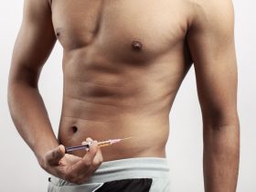 homem injetando hormônio testosterona em seu corpo Por wirestock