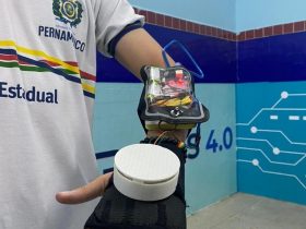 Estudante usando a luva | Imagem da Escola Técnica Estadual Paulo Freire