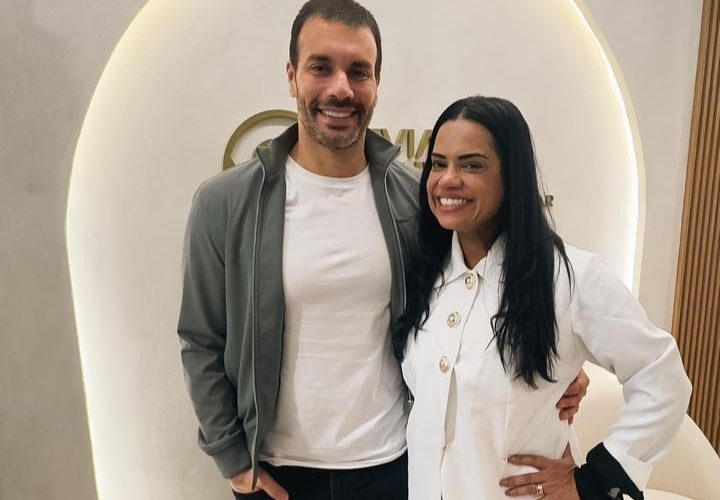 O ator Robson Maia com a tricologista Viviane Coutinho Foto: reprodução Instagram
