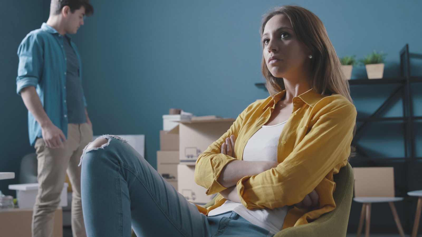 Casal furioso brigando enquanto se muda para sua nova casa Por stokkete