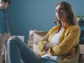 Casal furioso brigando enquanto se muda para sua nova casa Por stokkete