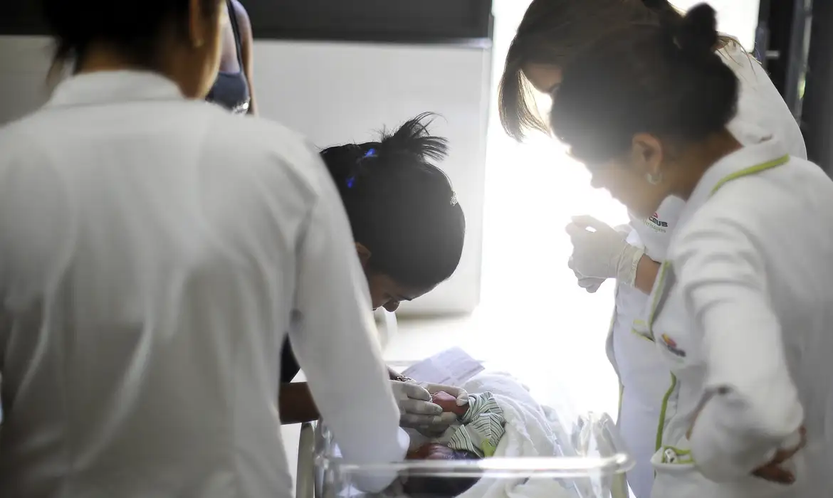 Criança com vírus respiratório sendo atendida Foto: © Arquivo/Agência Brasil