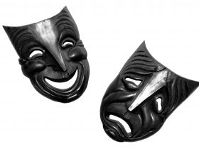 Foto de closeup de máscaras faciais felizes e tristes isoladas no fundo branco Por wirestock