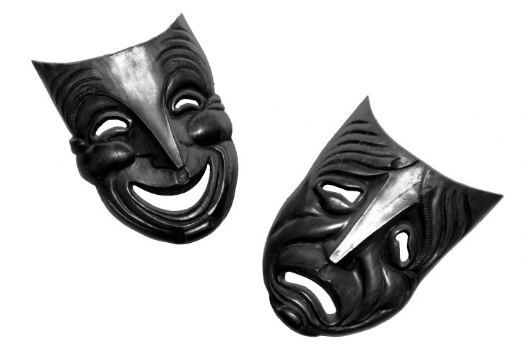 Foto de closeup de máscaras faciais felizes e tristes isoladas no fundo branco Por wirestock