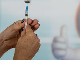 Profissional da saúde coletando vacina Foto: Myke Sena/MS