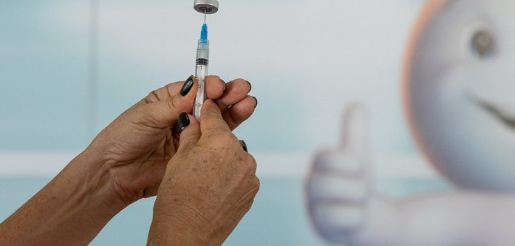 Profissional da saúde coletando vacina Foto: Myke Sena/MS