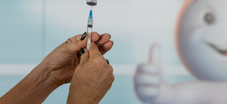 Profissional da saúde coletando vacina Foto: Myke Sena/MS