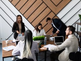 reunião com o chefe e os funcionários da startup Por traimakivan