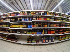 produtos de supermercado nas prateleiras da Malásia Por ellinnur