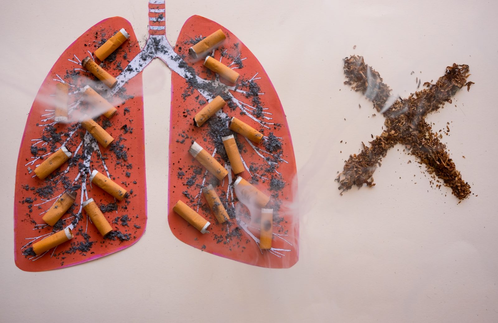 Tabaco e pontas de cigarro. Mensagem para parar de fumar. Dia mundial sem tabaco. Espaço de cópia Por lucigerma